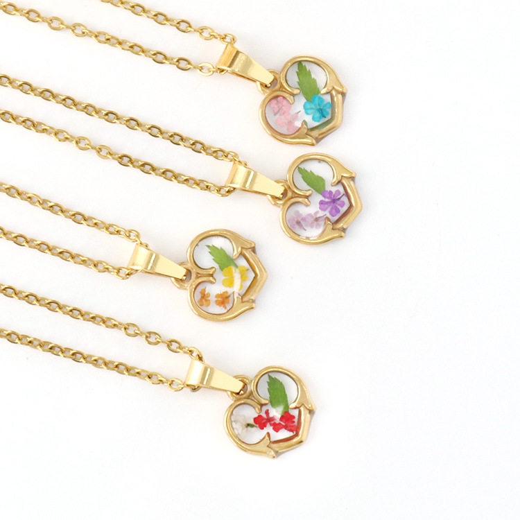 Real flower pendant necklace