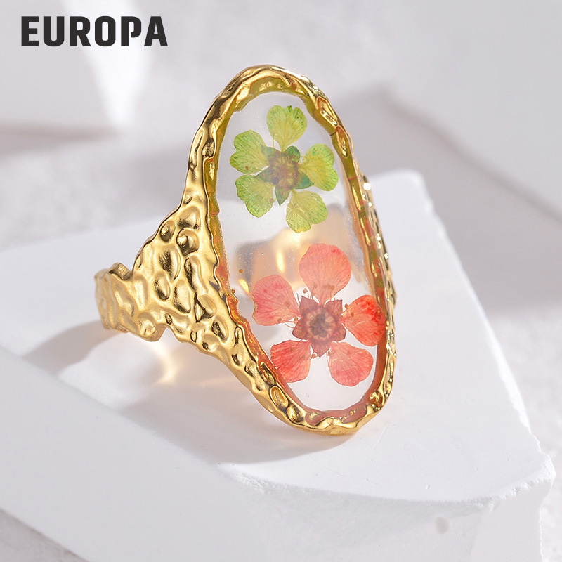 Simple and luxurious eternal flower ring