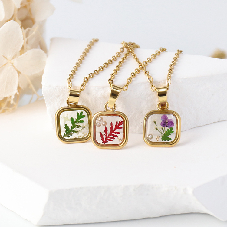 Niche Flower Resin Necklace