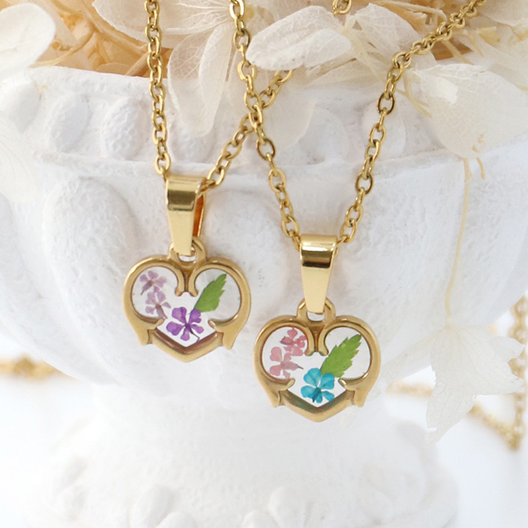 Real flower pendant necklace
