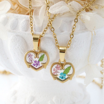Real flower pendant necklace