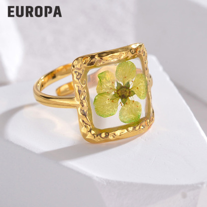 Simple and luxurious eternal flower ring