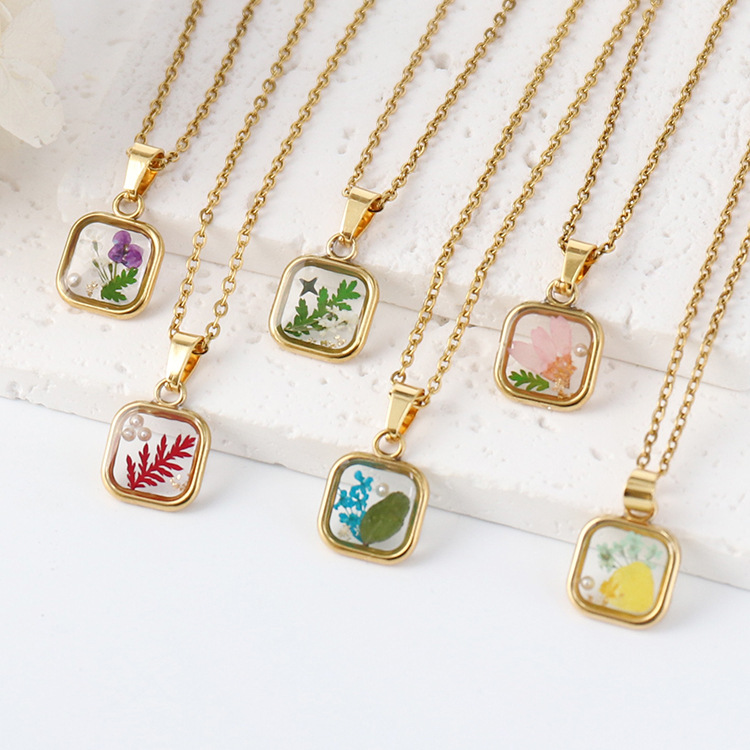 Niche Flower Resin Necklace