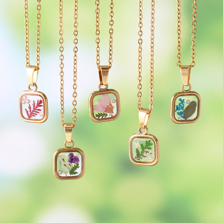 Niche Flower Resin Necklace