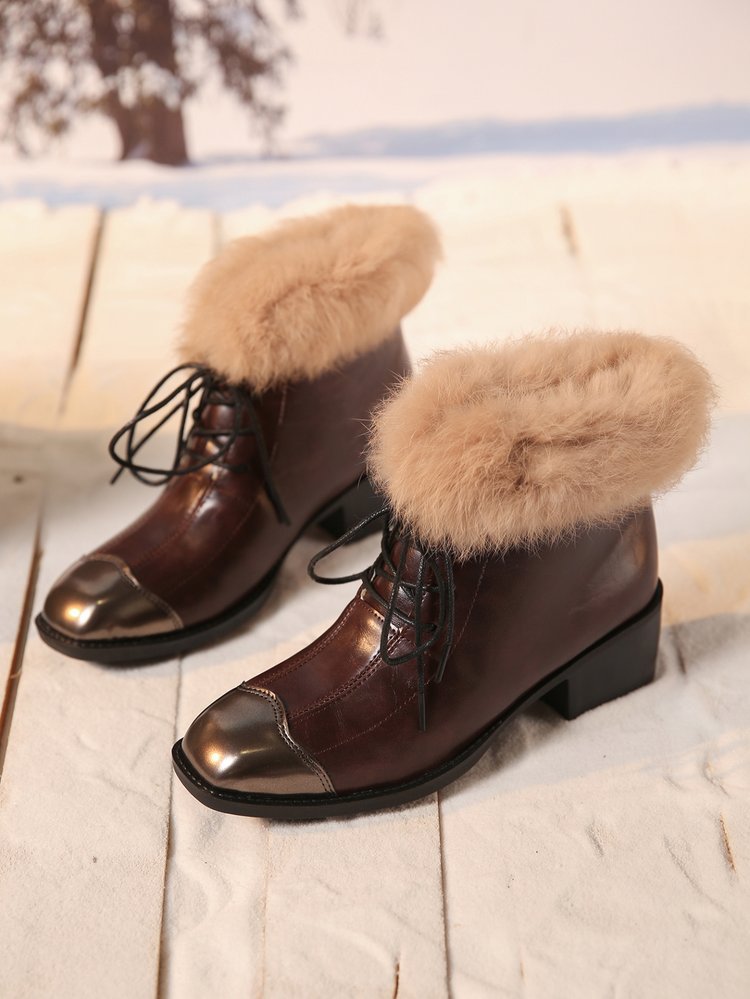Faux Fur-Lined Lace-Up Ankle Boots: Retro Metallic Toe for Winter Chic