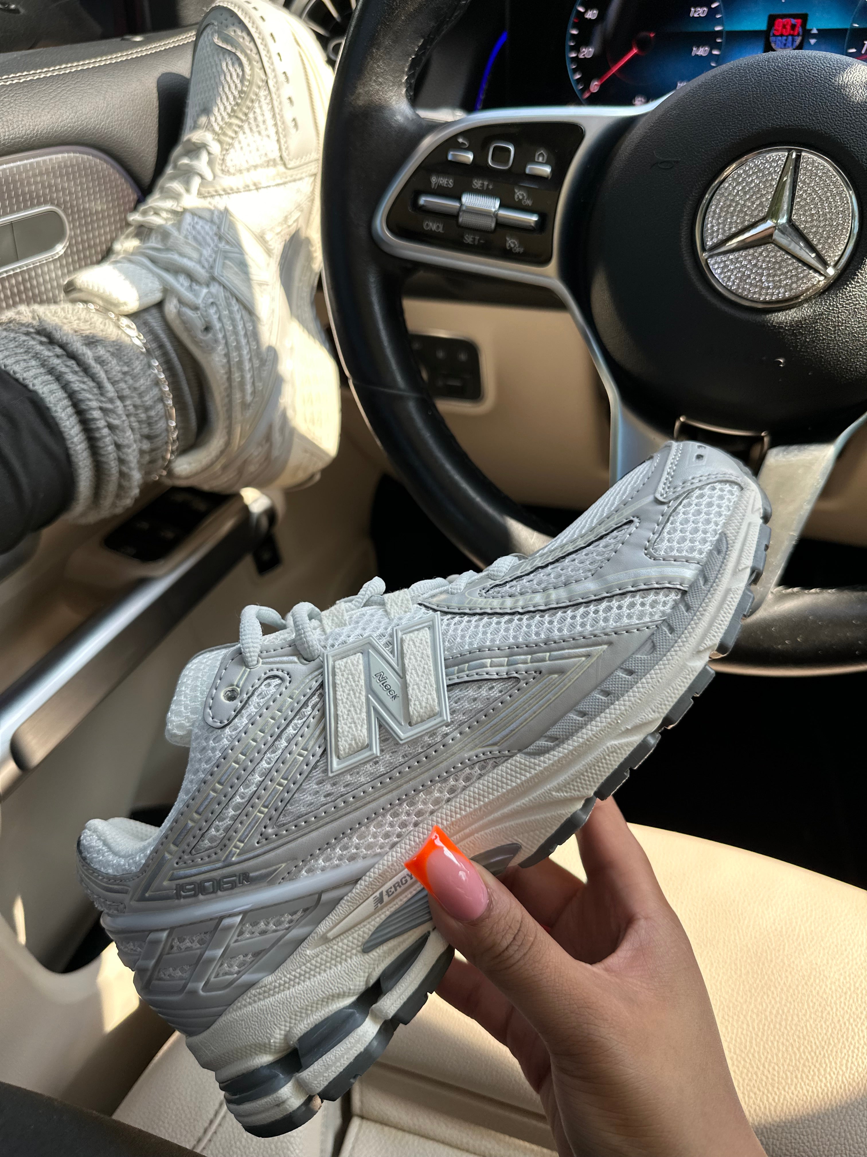 1906R “Silver Metallic”