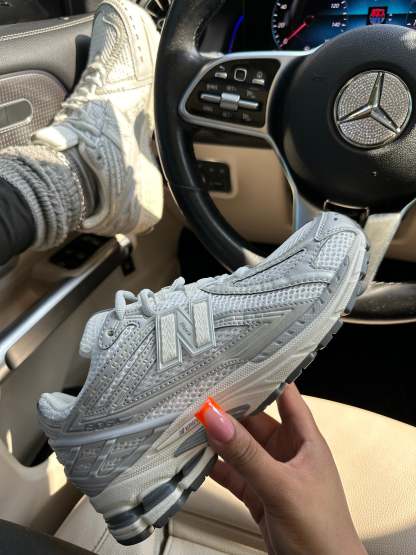 1906R “Silver Metallic”