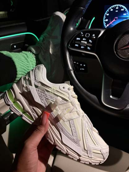 1906A “White/Mint Flash”