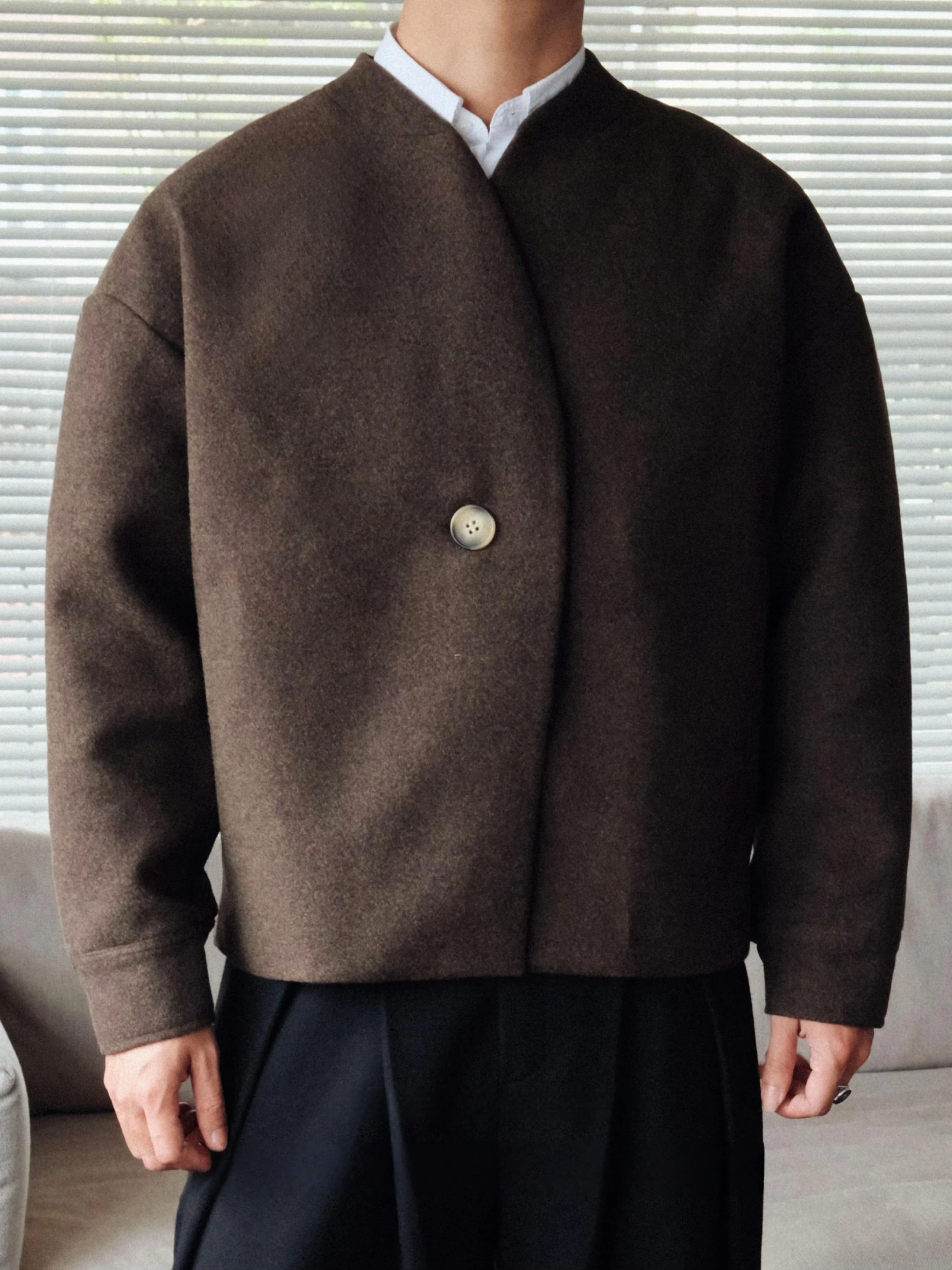 MINIMALIST WOOL COLLARLESS JACKET