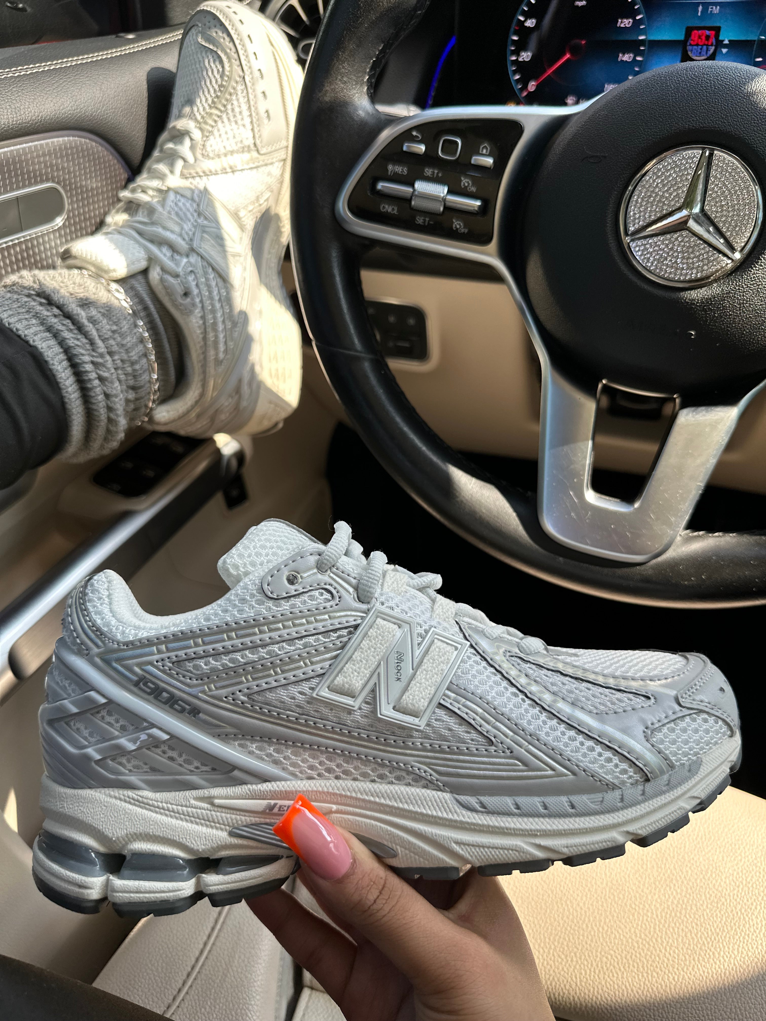 1906R “Silver Metallic”