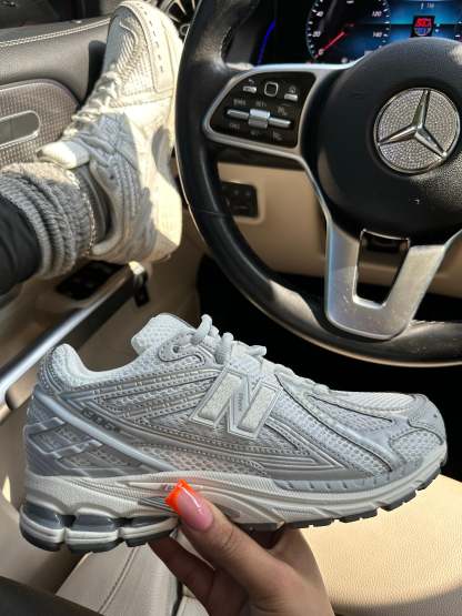 1906R “Silver Metallic”