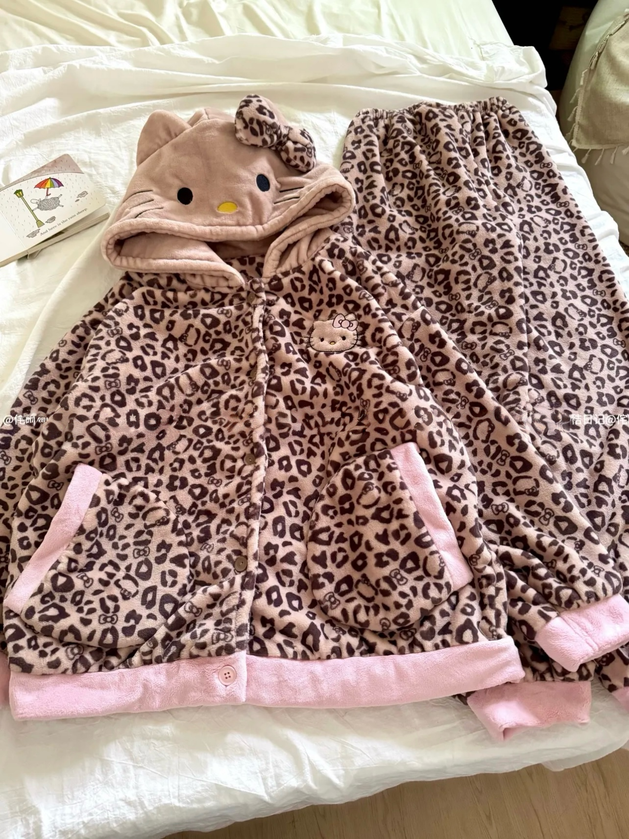 Leopard Print Hello Kitty Flannel Pajamas for Women, Thickened Warm Pajamas for Autumn and Winter