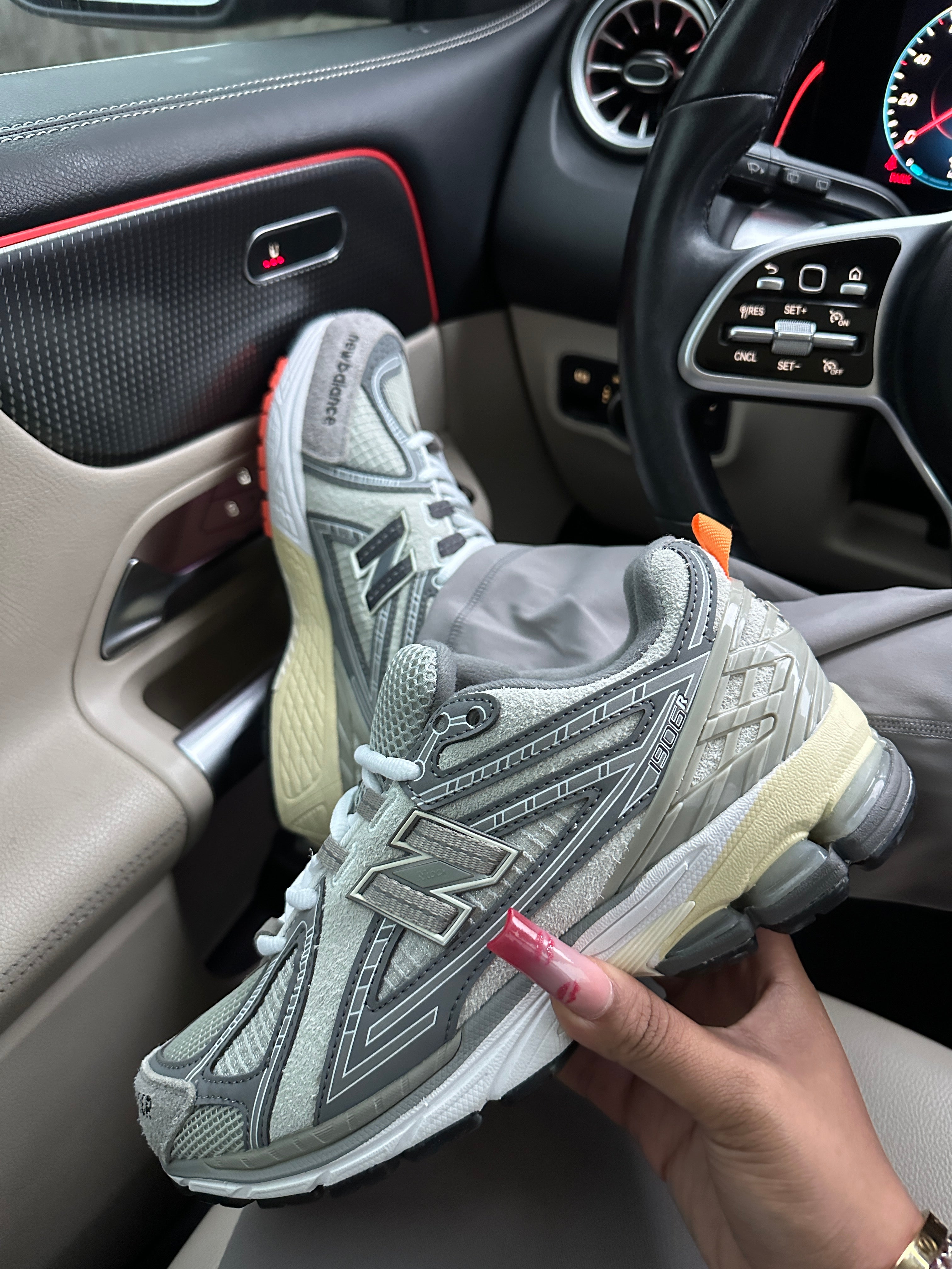 1906R “Grey Swan”