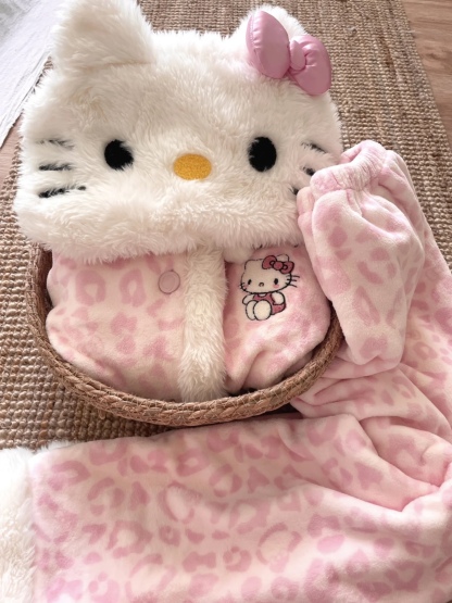 Leopard Print Hello Kitty Flannel Pajamas for Women, Thickened Warm Pajamas for Autumn and Winter