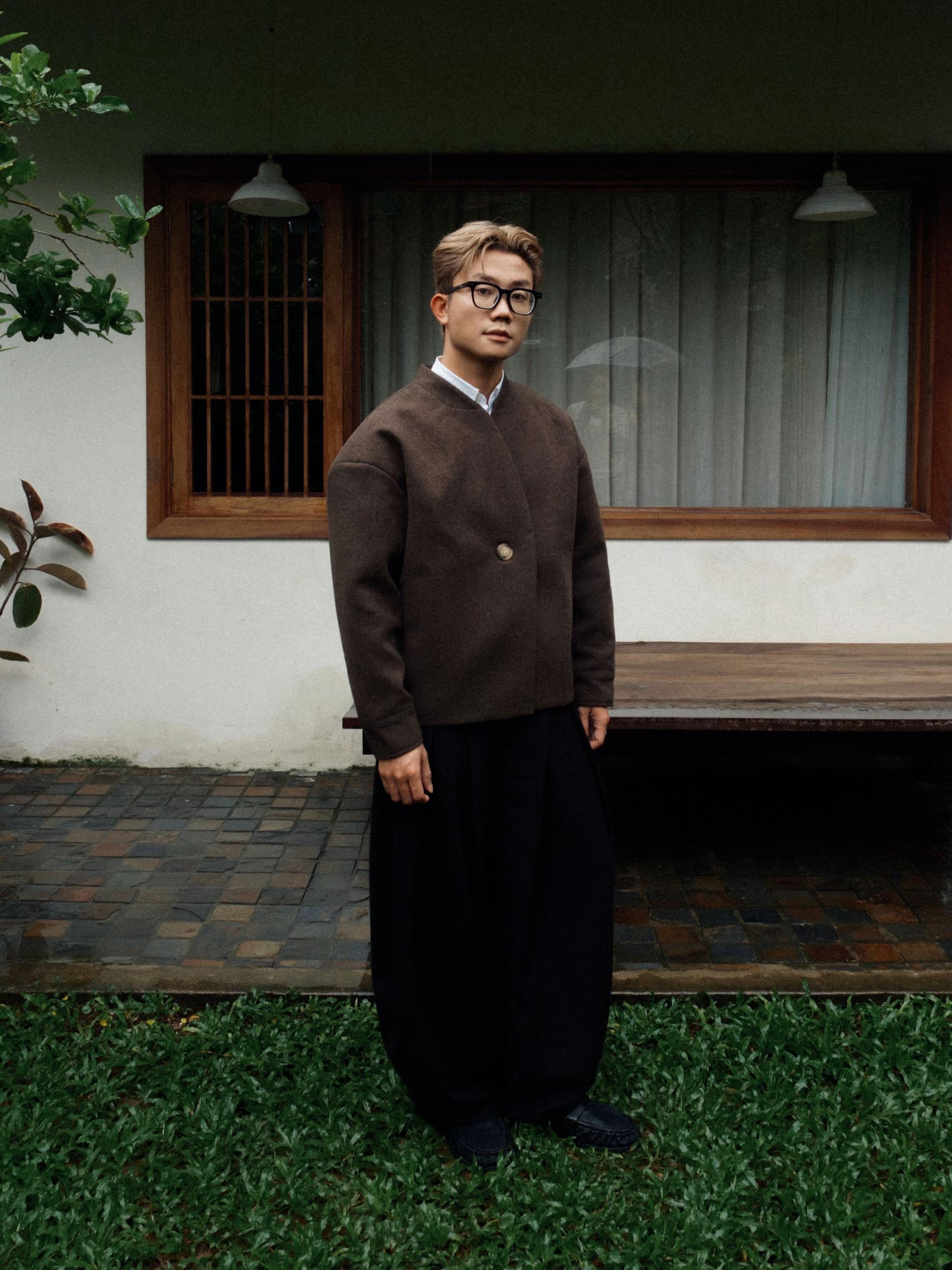 MINIMALIST WOOL COLLARLESS JACKET