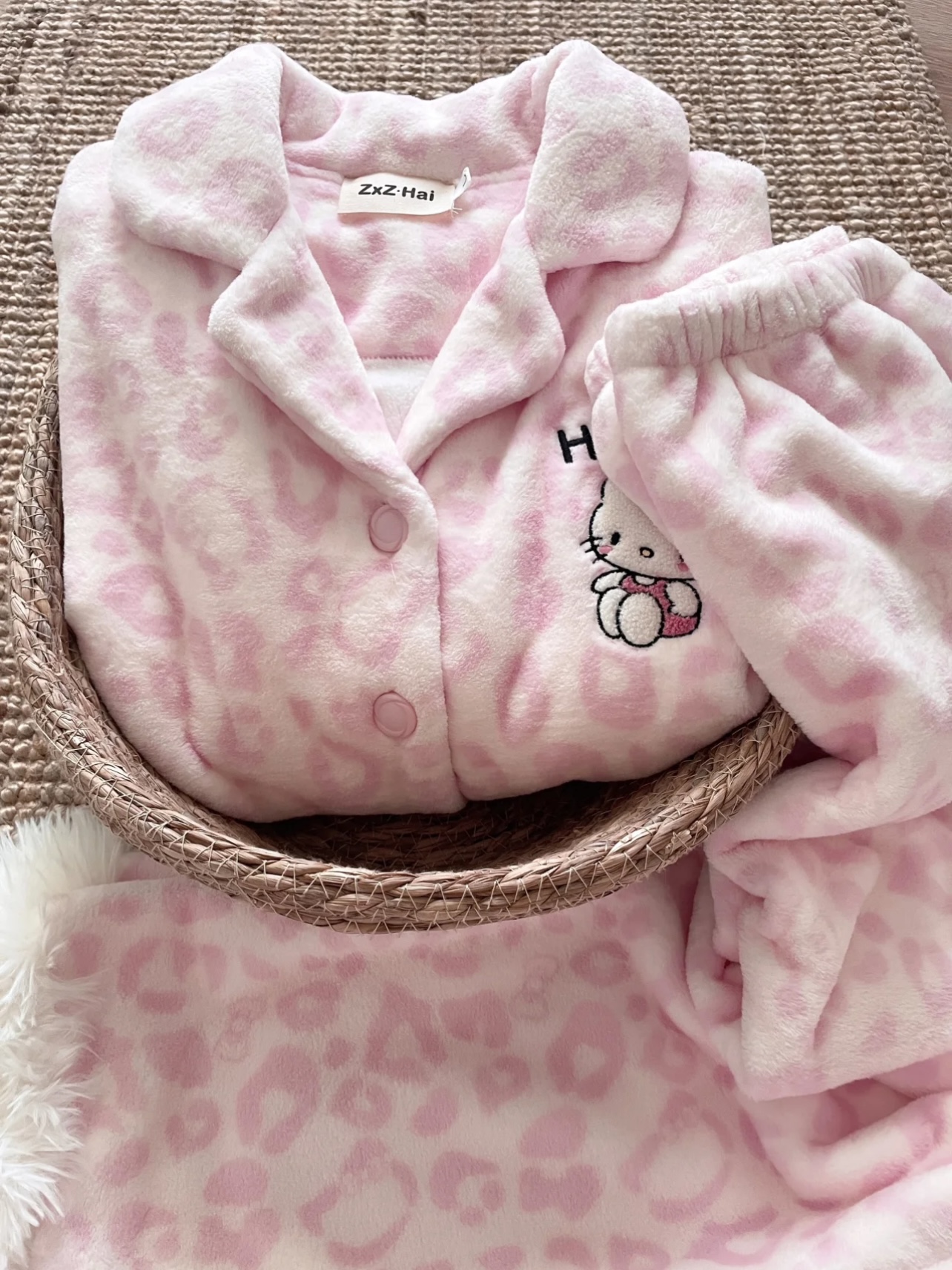 Leopard Print Hello Kitty Flannel Pajamas for Women, Thickened Warm Pajamas for Autumn and Winter