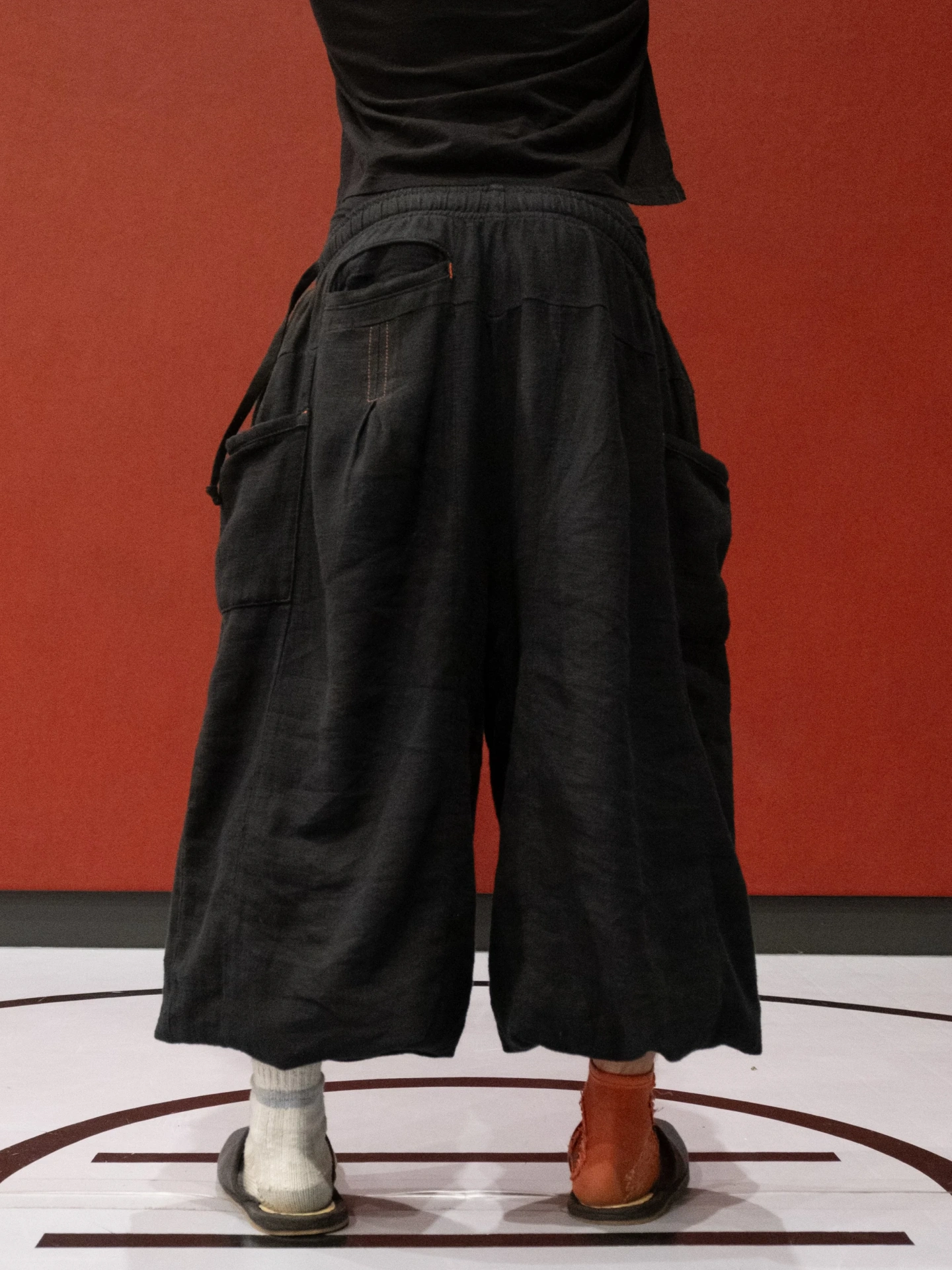 FLAX PLEATED WIDE-LEG PANTS | BLACK