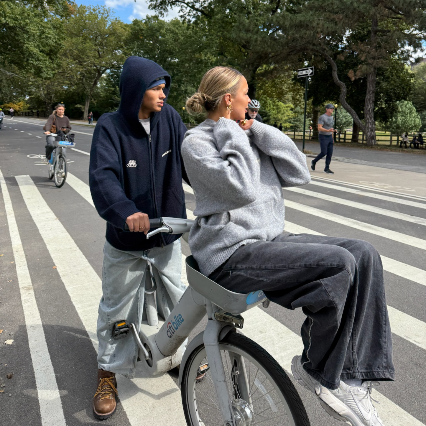 Winter1 / Landscape Knitted Zipped Hoodie - Navy