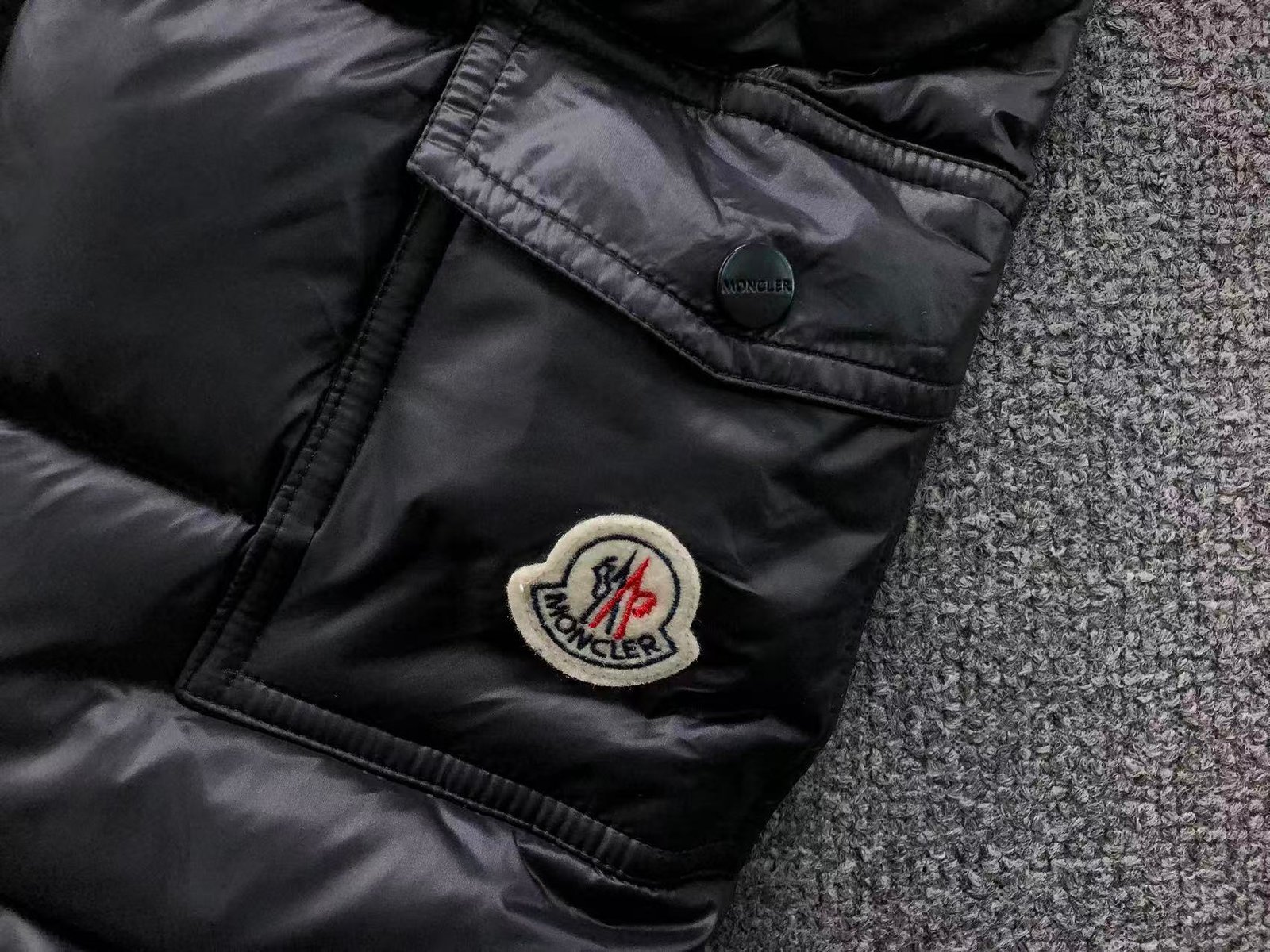 Moncler Cropped Puffer Black