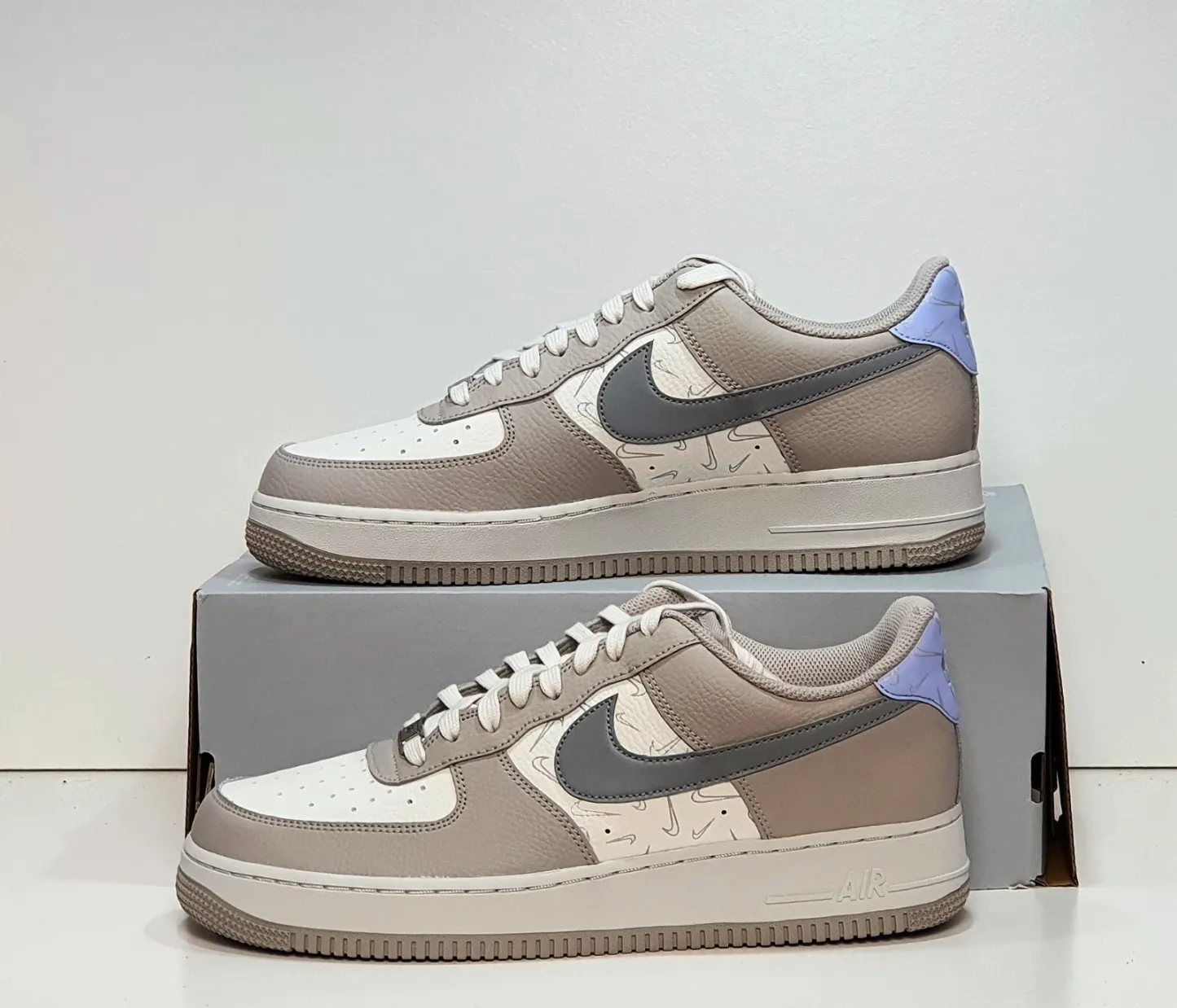 W Air Force 1 `07 Low `Mini Swoosh réfléchissant` DR7857-101 SIze 9 UK, 44 EUR