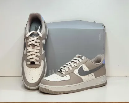 W Air Force 1 `07 Low `Mini Swoosh réfléchissant` DR7857-101 SIze 9 UK, 44 EUR