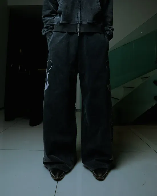 “AOT” SWEATS (STONE)