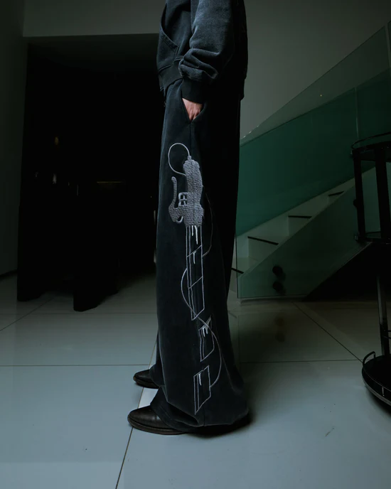 “AOT” SWEATS (STONE)