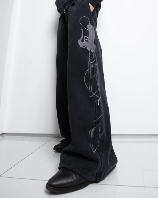 “AOT” SWEATS (STONE)