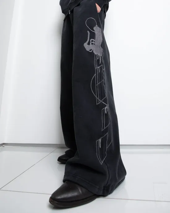 “AOT” SWEATS (STONE)