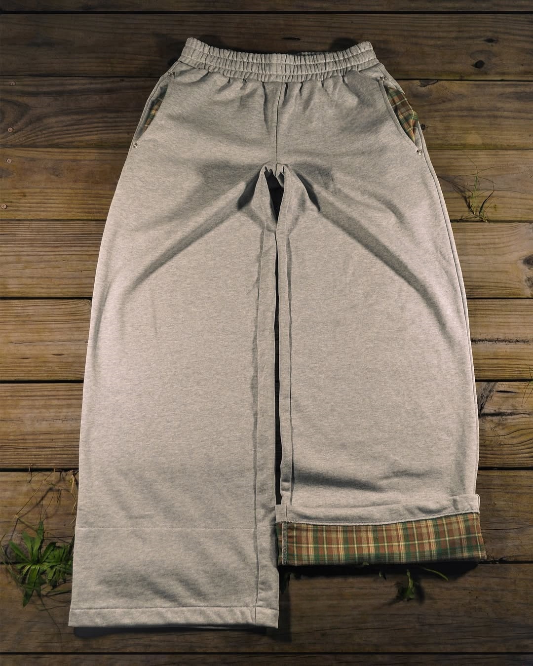 LAZY PLAID SWEATS