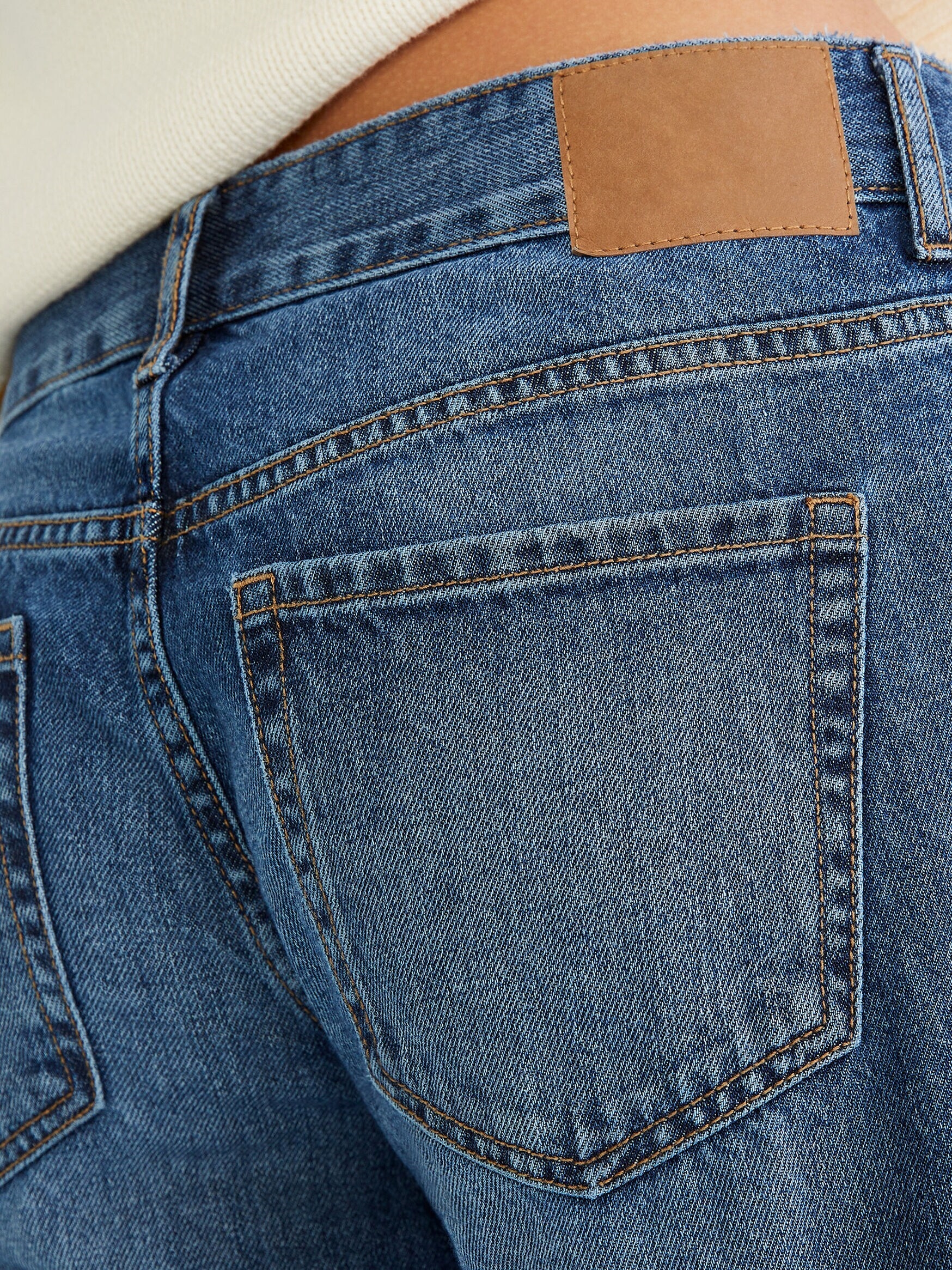 LOW-RISE BAGGY WIDE LEG JEANS