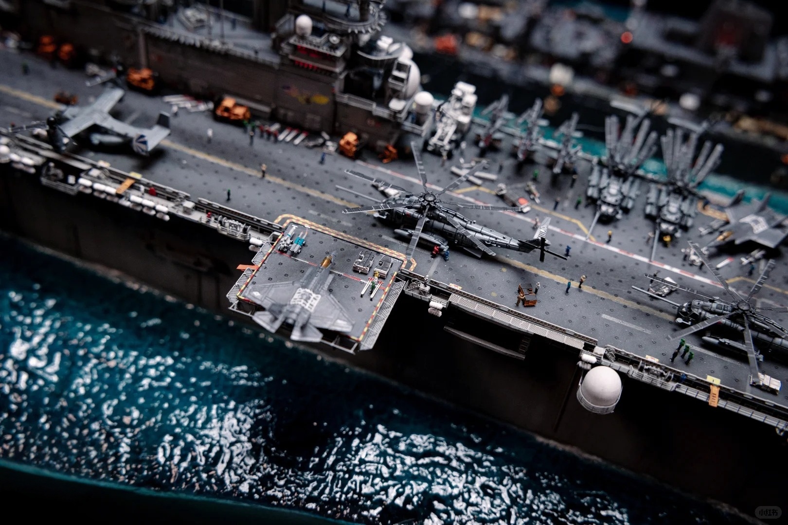 1/700 scale miniature scene – LHD1 supply scene