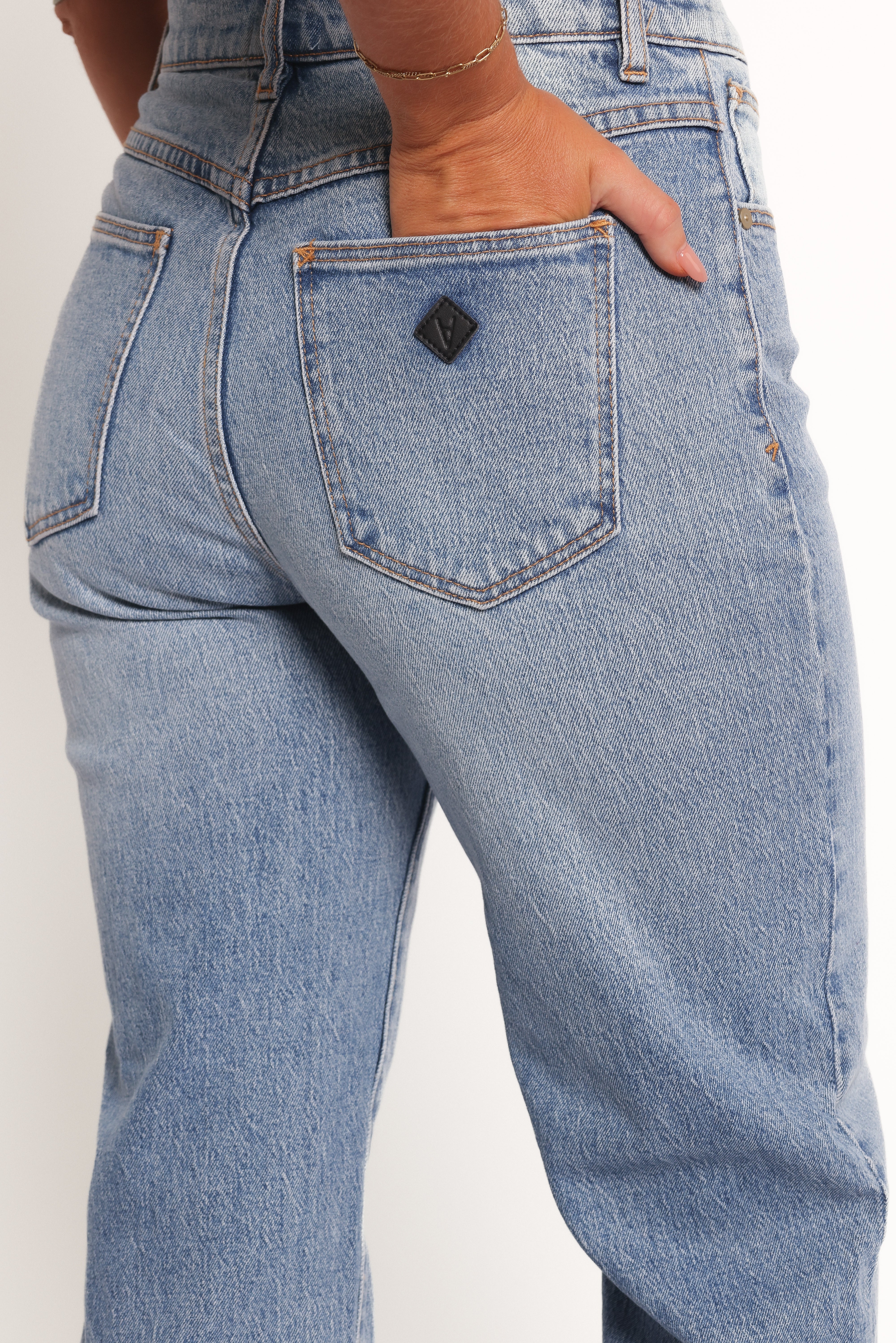 Abrand Mid Straight Jeans - Felicia-Charming Rule