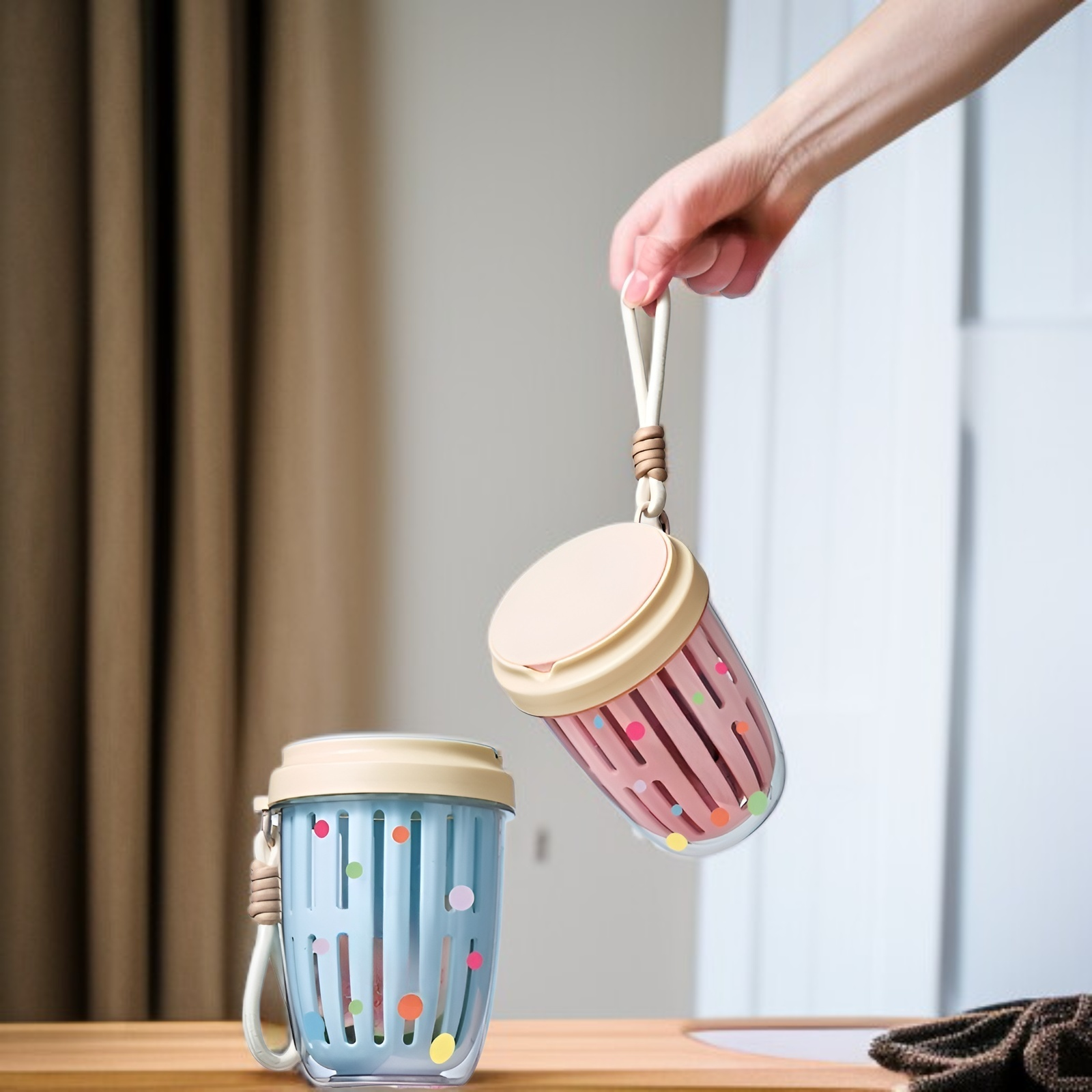 Easy-to-carry salad cup for travel and work