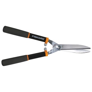 Fiskars erőkaros sövénynyíró olló, precíziós köszörülésű Gator pengével, recés acél markolattal, ágak megfogására, megsokszorozza az erőt a könnyebb cserjevágásért és formázásért, ütéscsillapító lökhárítóval és puha markolattal, 8"-os pengék