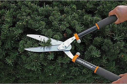 Fiskars erőkaros sövénynyíró olló, precíziós köszörülésű Gator pengével, recés acél markolattal, ágak megfogására, megsokszorozza az erőt a könnyebb cserjevágásért és formázásért, ütéscsillapító lökhárítóval és puha markolattal, 8"-os pengék