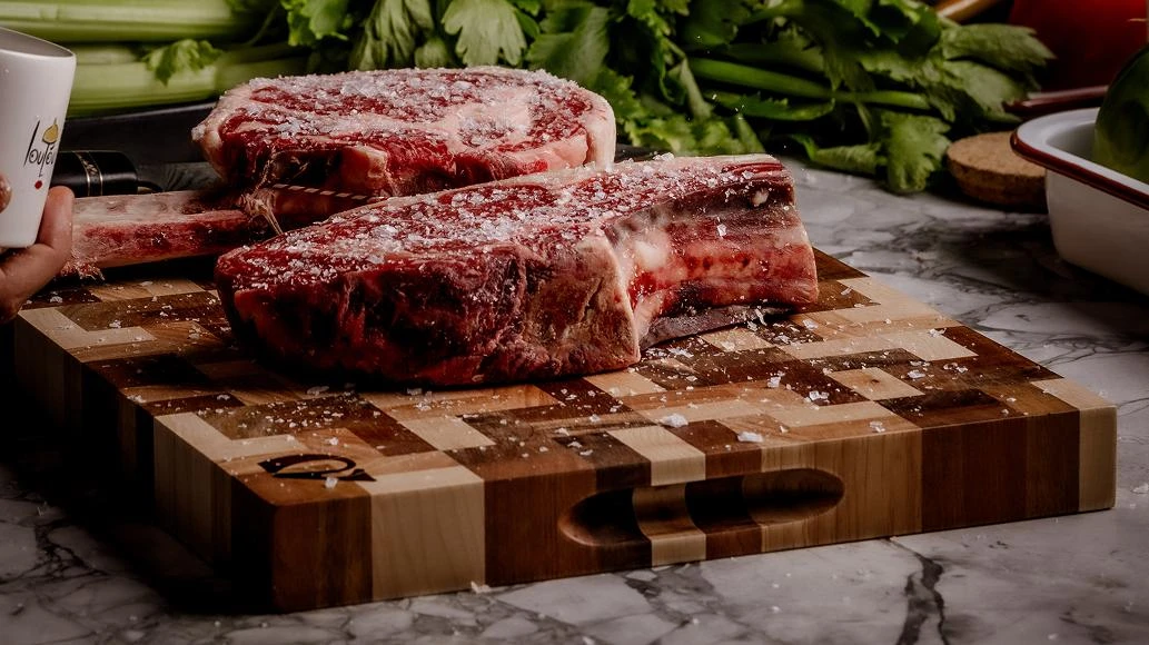 用厨刀处理肉类