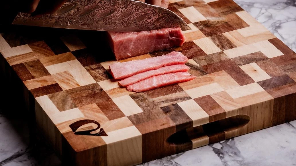 用厨刀切肉