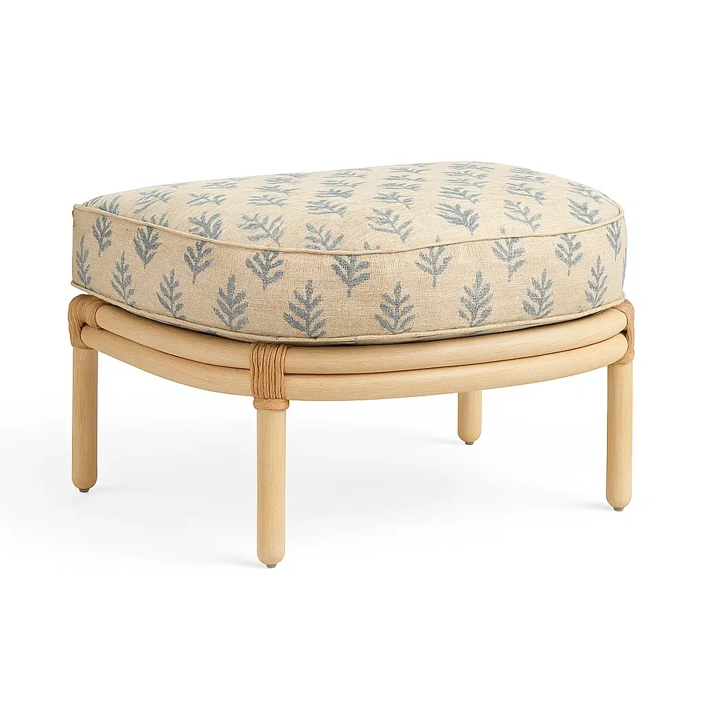 Taburete de ratán con cojín de algodón estampado beige y azul