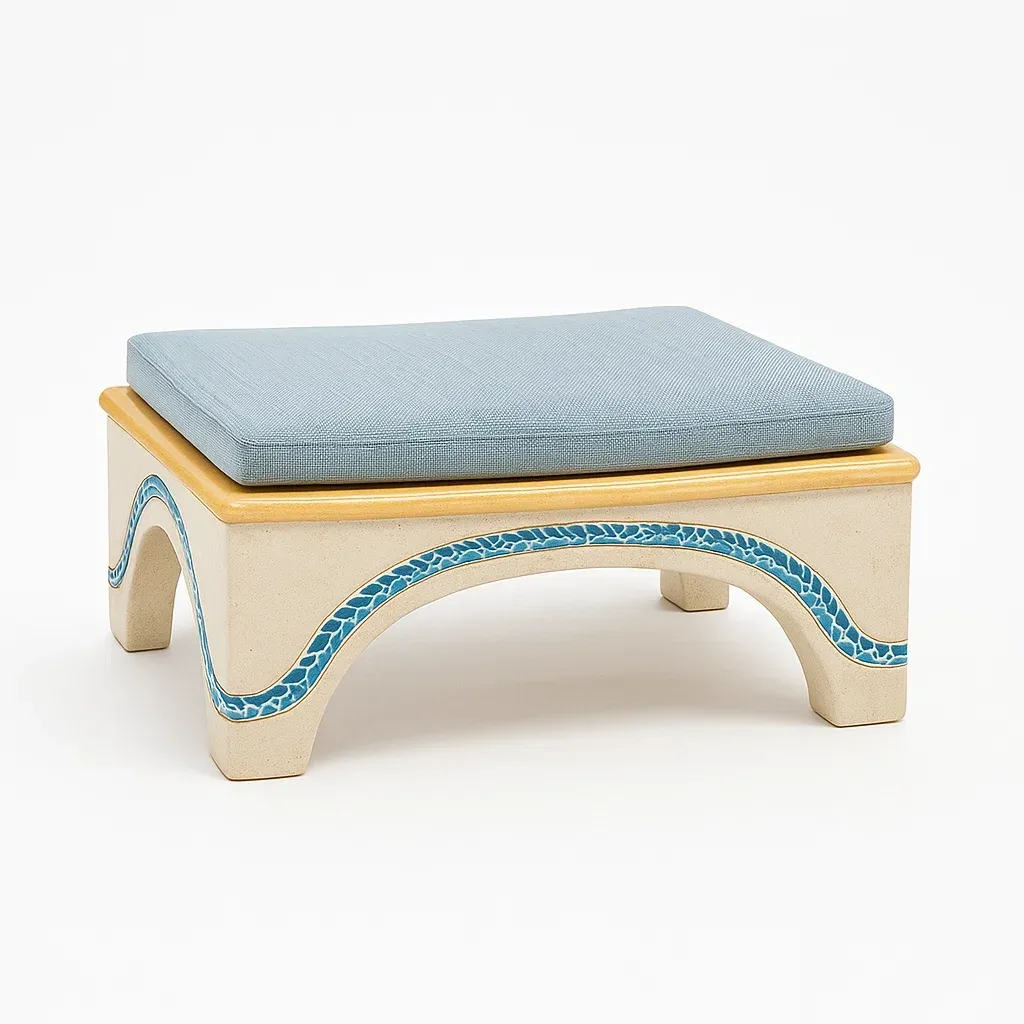 Taburete de cerámica con cojín de tela azul