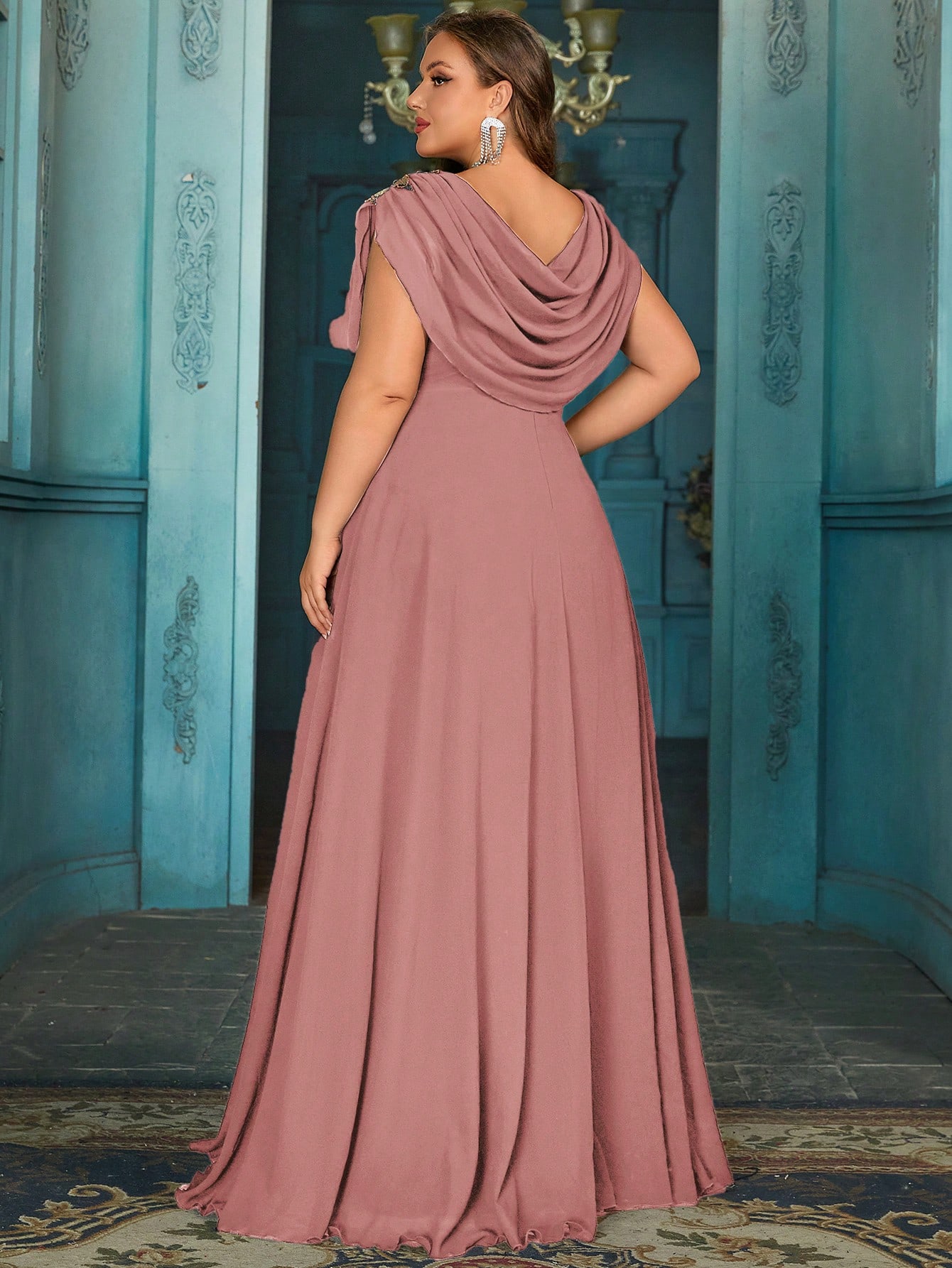 Plus-size Elegant Black Evening Gown With Applique,Plunge Neck Simple High-end Formal Maxi Dress,Sleeveless Chiffon Wedding Guest Dress Bridesmaid Dress,Perfect For Prom Parties,Festive Celebrations,Family gatherings,Birthday Parties,and Date Outfits