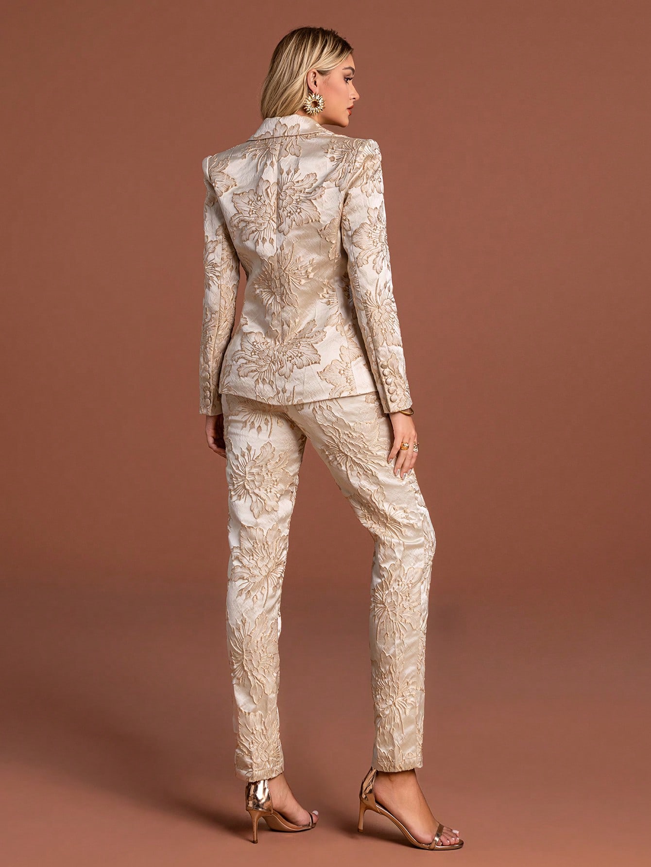 Chic Women's Two-Piece Suit with Lapel Collar Blazer and Matching Trousers, Featuring Exquisite Floral Pattern and Regular Sleeves