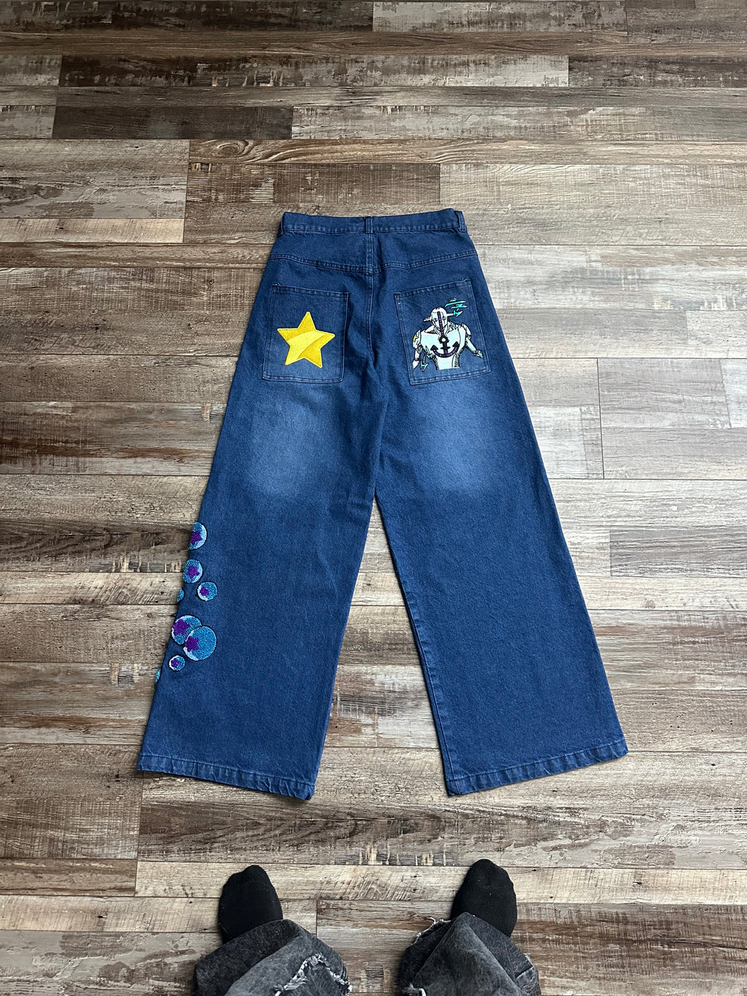 V2 SOFT ＆ WET EMBROIDERED JEANS