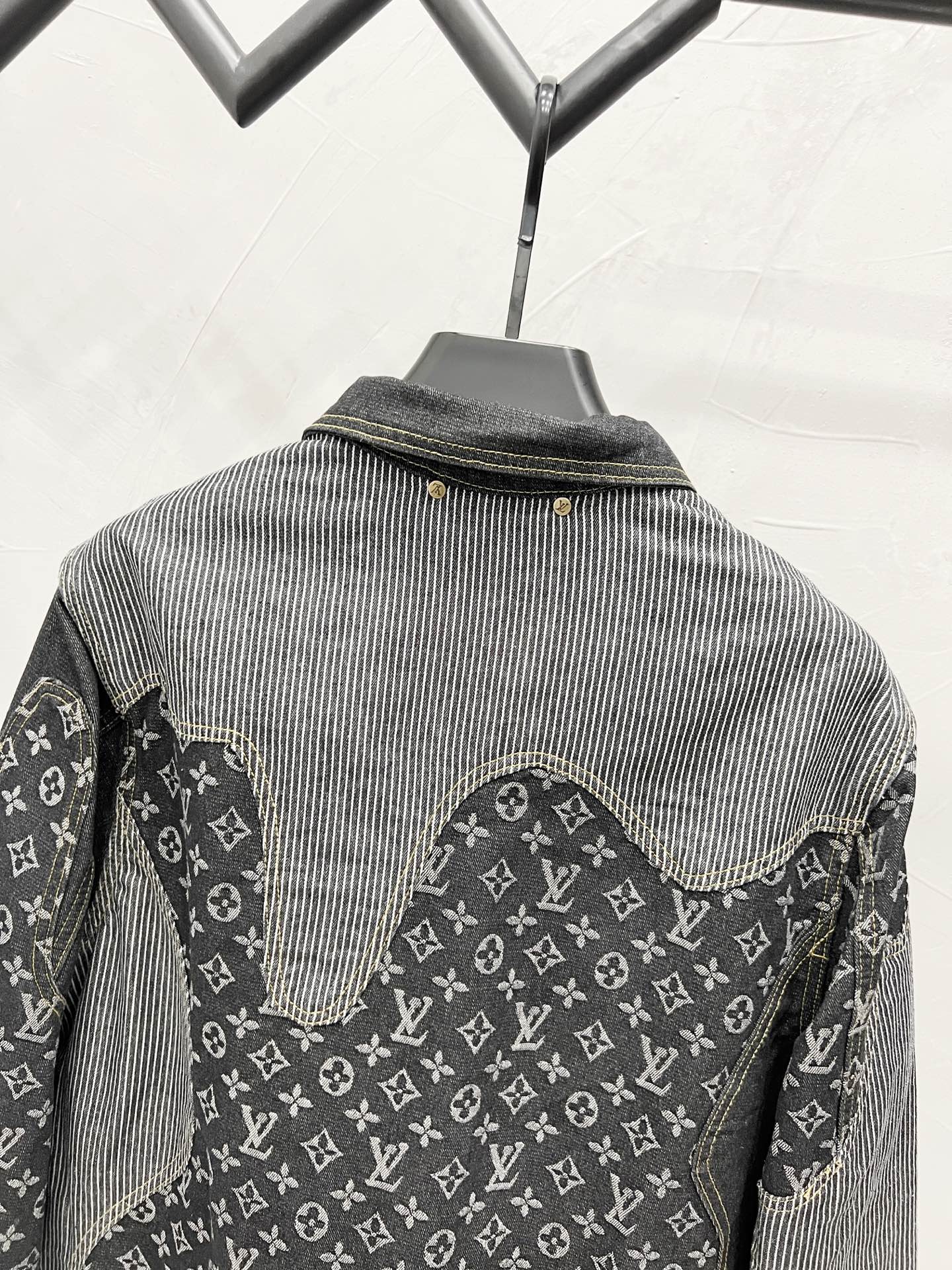 Contrast Color Spliced Long Sleeved Denim Jackets