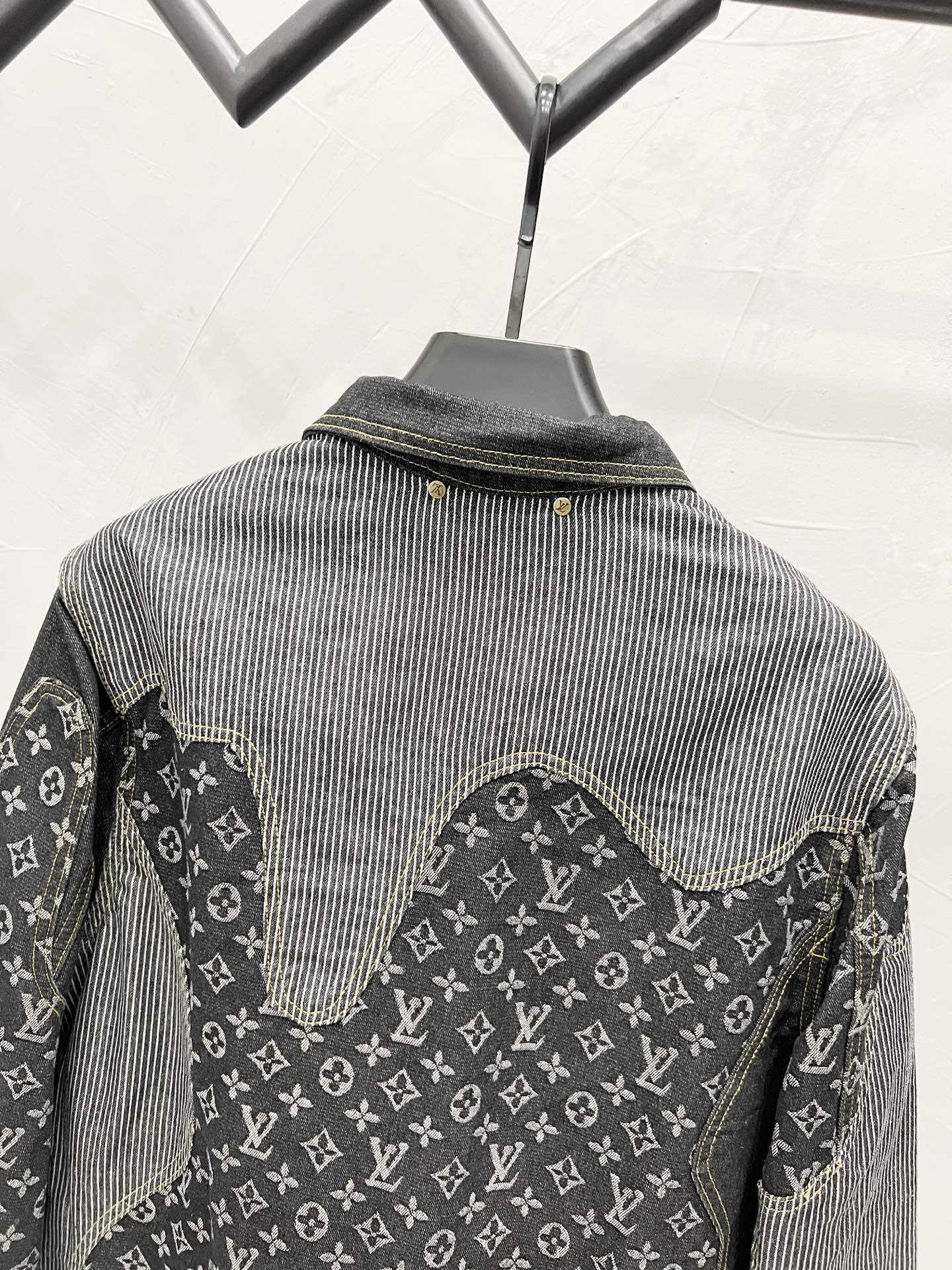 Contrast Color Spliced Long Sleeved Denim Jackets