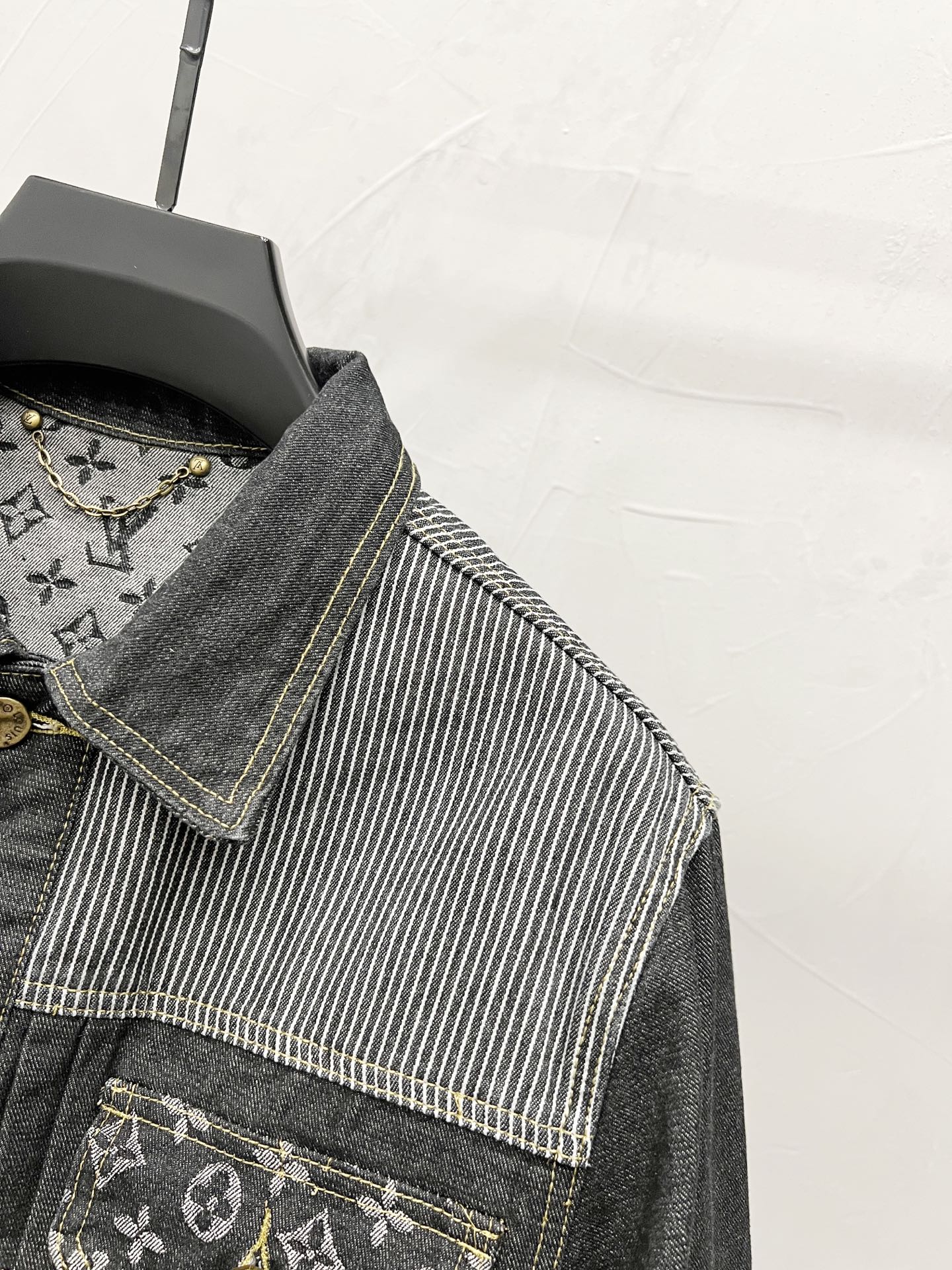 Contrast Color Spliced Long Sleeved Denim Jackets