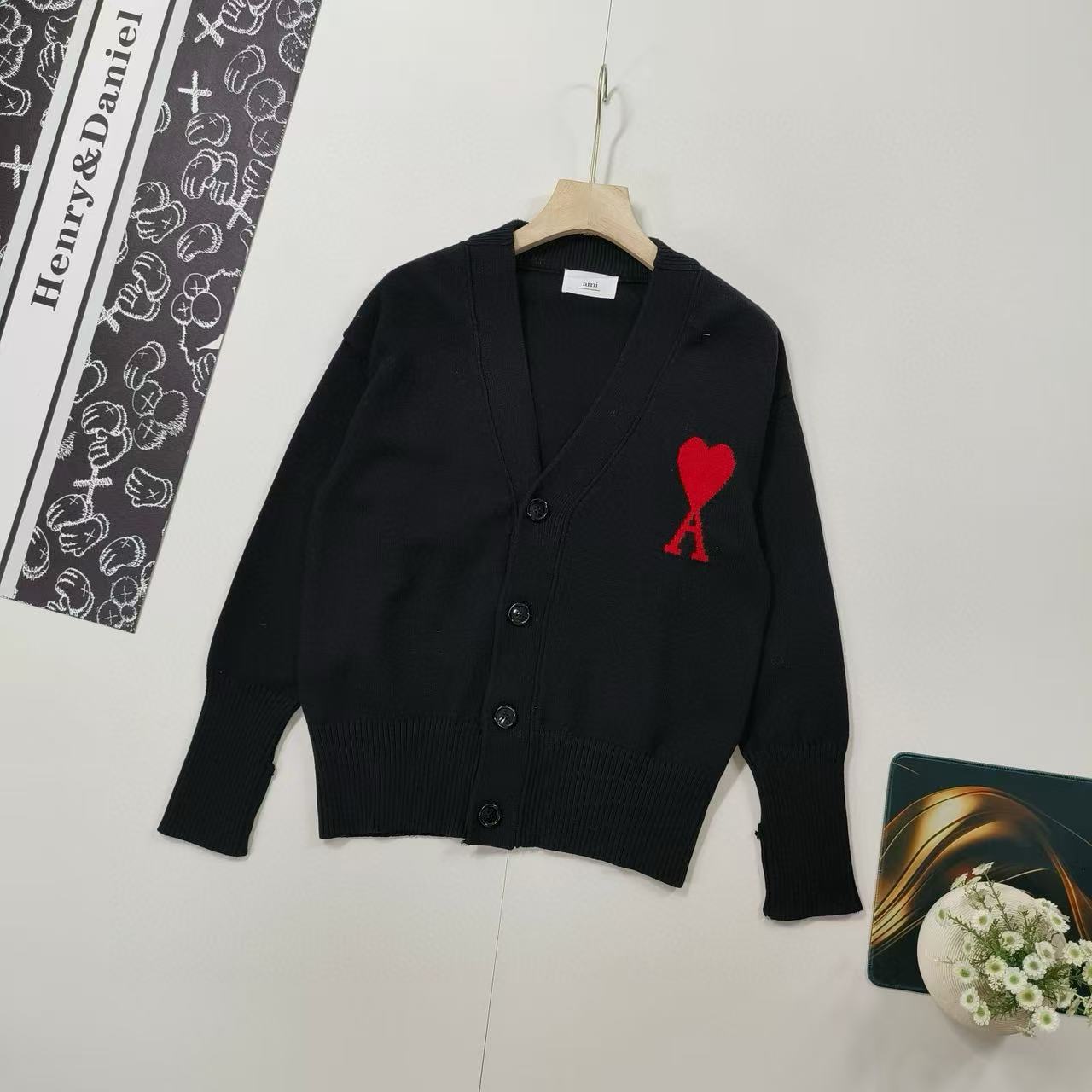 New classic embroidered V-neck cardigan sweater