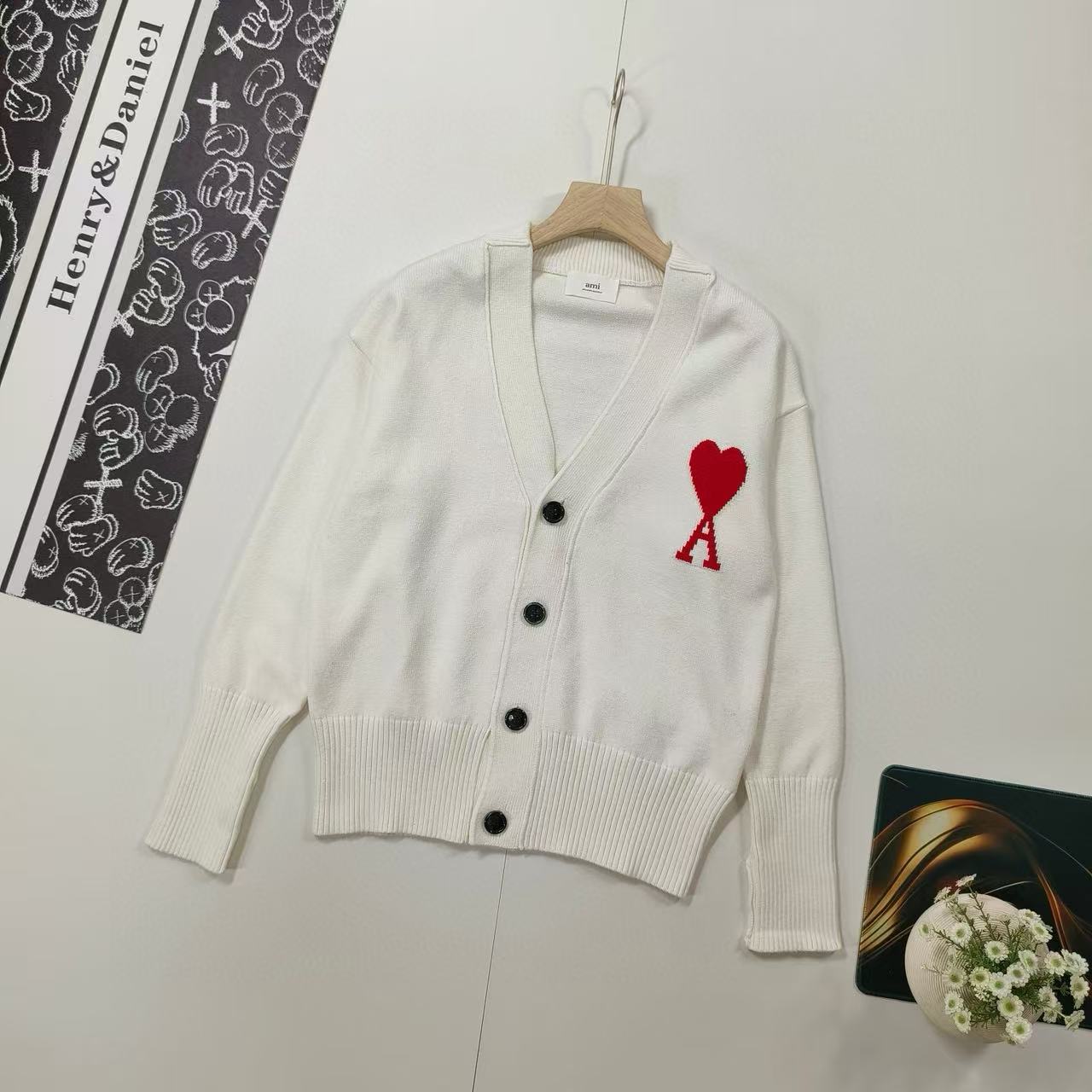 New classic embroidered V-neck cardigan sweater