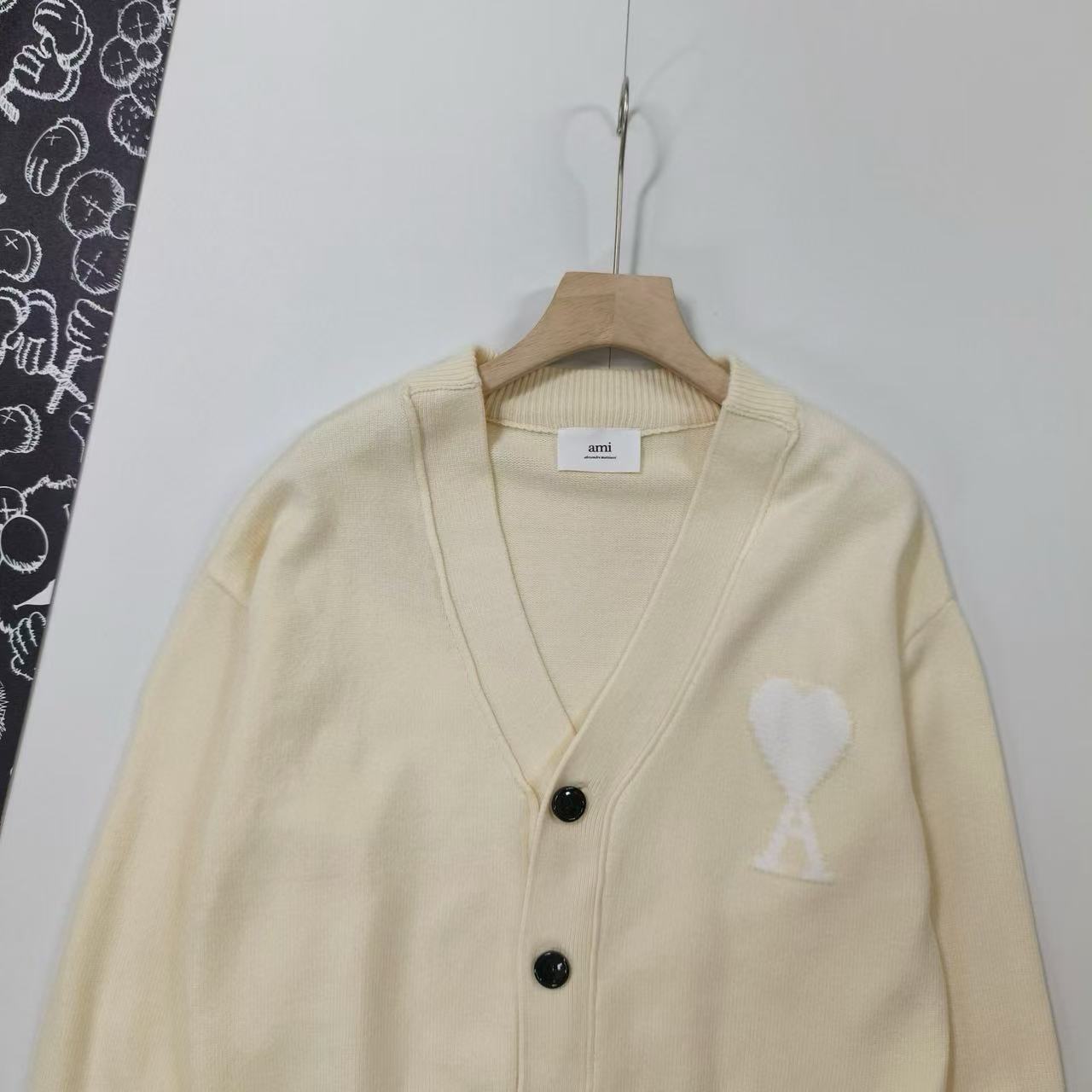 New classic embroidered V-neck cardigan sweater