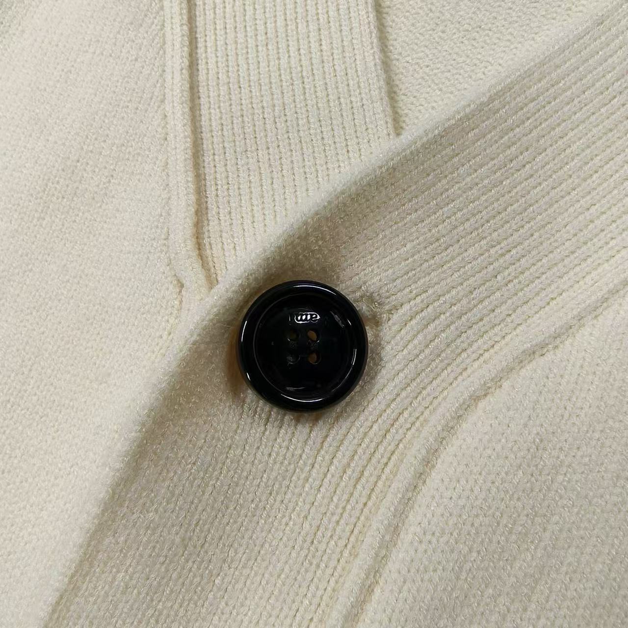 New classic embroidered V-neck cardigan sweater